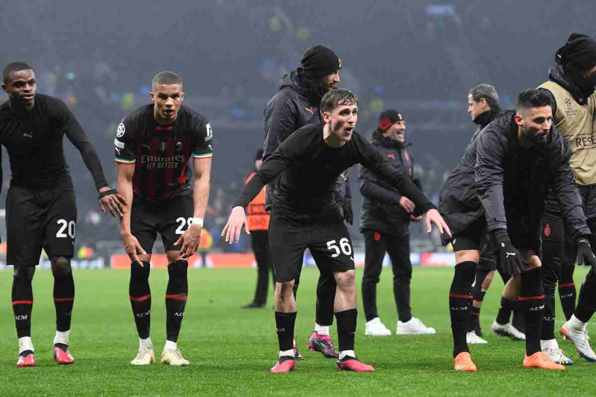 Il Milan esulta dopo il passaggio del turno in Champions