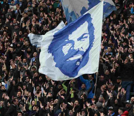 Tifosi del Napoli contro Theo